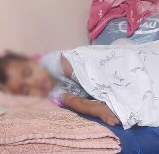 Eloah está internada com pneumonia grave e respirando com auxílio de oxigênio. (Foto: Direto das Ruas)
