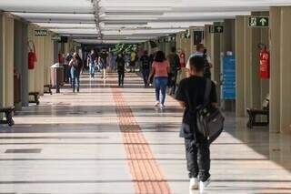 Estudantes no corredor da UFMS, em Campo Grande. (Foto: Henrique Kawaminami/Arquivo)