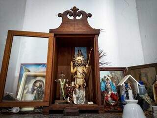 Altar de gerações foi trazido do Paraguai e acompanhou Juan até seus 90 anos. (Foto: Aletheya Alves)