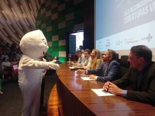 Mascote da campanha de vacinação no País, o personagem Zé Gotinha participou de evento sobre conscientização nesta terça. (Foto: Gabriela Couto)