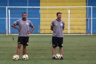 Auxilar ténico Thiago Alberto (à direita) e técnico Rogério Henrique (à esquerda) no Estádio Laertão (Foto: Divulgação)