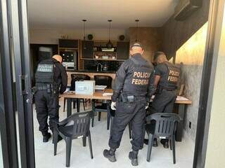 Policiais analisam documentos e cheques encontrados em cofre na casa de vereador (Foto: Divulgação)