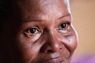 Moradora da Favela Homex, Lucimar Mendes, de 50 anos, se emociona ao falar que não viveria sem os netos (Foto: Marcos Maluf)