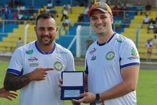 Cristiano Lopes, à esquerda, recebe placa do presidente do Costa Rica, André Delgado (Foto: Divulgação)