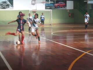 Partida de futsal feminino durante última Copa Pelézinho da modalidade. (Foto: Divulgação)