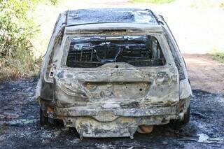 Ford Fiesta ficou totalmente destruído. (Foto: Henrique Kawaminami)