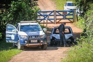 PM no local e carro totalmente destruído. (Foto: Henrique Kawaminami)