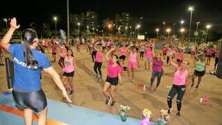Alunas realizam exercícios físicos em praça de Campo Grande. (Foto: Reprodução/Funesp)