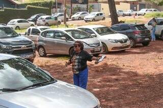 Estacionamento é a diversão da mulher que trabalha desde 2000 na região. (Foto: Marcos Maluf)