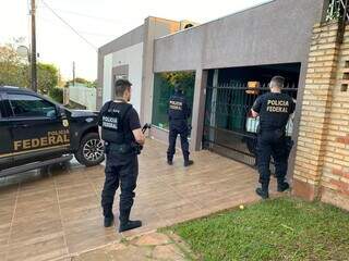 Policiais federais em um dos endereços onde foram feitas buscas, hoje em Ponta Porã (Foto: Divulgação)