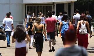 Estudantes na entrada de uma universidade. (Foto: Marcelo Casal Jr/Agência Brasil)