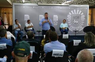 Governador Eduardo Riedel em conversa com os prefeitos do Estado. (Foto: Álvaro Rezende/Secom)