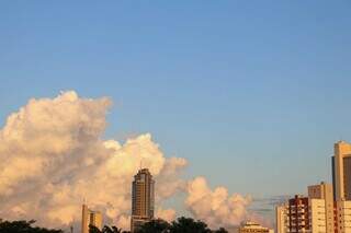 Céu claro nesta terça-feira em Campo Grande (Foto: Henrique Kawaminami)