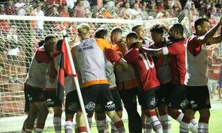 Jogadores do Brasil de Pelotas comemoram a vitória contra a Ponte Preta na noite desta terça-feira (7). (Foto: Jonathan Silva/GEB/Agência Brasil)