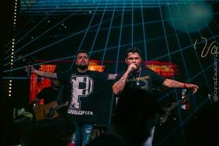 Thiago e Miguel também sobem ao palco com muita música sertaneja. (Foto: Rafa Xavier)