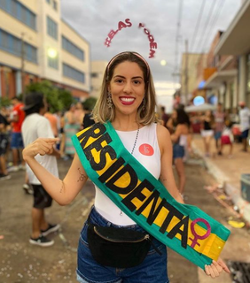 Cofundadora do coletivo Elas Podem, Aimê Barbosa Martins Bast, vestida de &#39;presidenta&#39; no Carnaval. (Foto: Instagram)