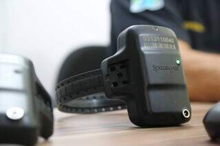 Agressor terá de usar tornozeleira eletrônica semelhante à da foto. (Foto: Campo Grande News/Arquivo)