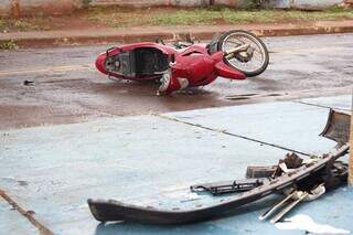 Com o impacto da batida, a moto ficou bastante danificada e o carro perdeu o para-choque (Foto: Alex Machado)