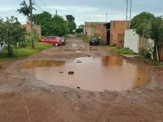 Buraco com acúmulo de água na Rua Ovidea Maria de Lima (Foto: Direto das Ruas)