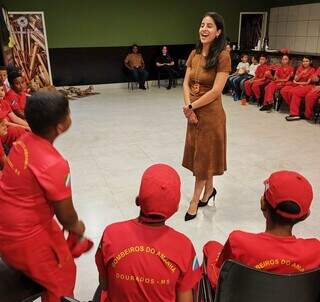 Mulheres da seguran&ccedil;a p&uacute;blica ministram aula a &ldquo;bombeiros do amanh&atilde;&rdquo;