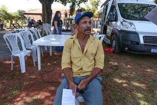 Donizete Luiz de Souza espera por atendimento no mutirão com protocolo em mãos (Foto: Marcos Maluf)