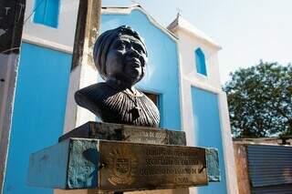 Estátua de Eva de Jesus, em frente à igreja da comunidade quilombola que leva o nome de Tia Eva, por conta do protagonismo político dela. (Foto: Fundação de Cultura)