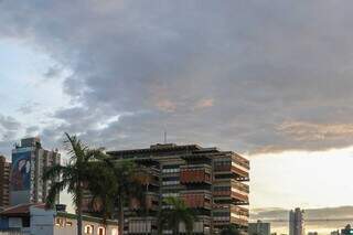 Céu com algumas nuvens nesta manhã em Campo Grande (Foto: Henrique Kawaminami)