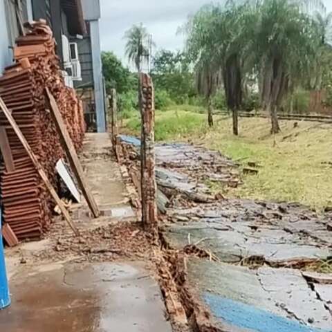 Muro de escola &eacute; demolido para reforma e gera inseguran&ccedil;a em m&atilde;e de aluno 