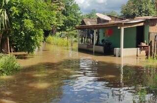 Residência ilhada após enchente do Rio Miranda (Foto: Reprodução/Defesa Civil)