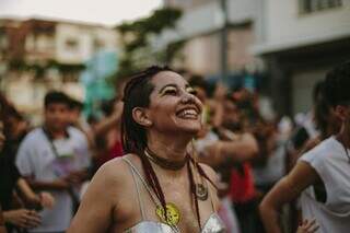 Kelly Cristina Alves Massuda faz parte do grupo Akilombar  do Movimento Negro Unificado da Capital que fundou o bloco Farofa com Dendê, no Carnaval (Foto: Muriel Xavier)