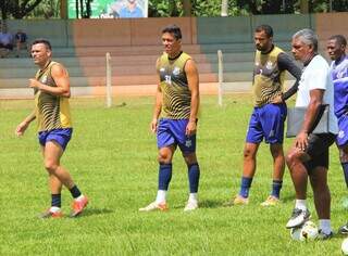 Jogadores em treino sob olhar do técnico Celso Rodrigues, de camiseta branca (Foto: Foto: Operário FC)