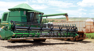Colheitadeira descarrega soja em caminhão; produtores estão aproveitando a trégua da chuva para acelerar colheita em MS. (Foto: Divulgação/Aprosoja-MS)  