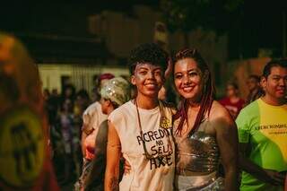 Camila Maiara ao lado da esposa Kelly Cristina, no bloco Farofa com Dendê; juntas elas iniciaram movimento que discute política pública para mulheres e homens negros. (Foto: Muriel Xavier)