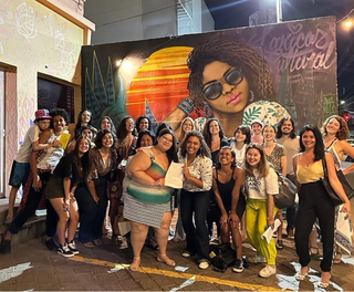 Grupo de mulheres do Coletivo Elas Podem comemorando a mudança para Associação Elas Podem. (Foto: Instagram)