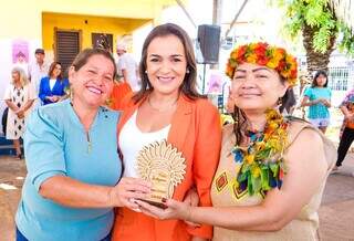 No centro da foto, prefeita Adriane Lopes, recebe presente de mulheres indígenas durante café da manhã. (Foto: Karine Matos)