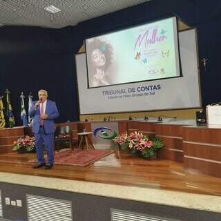 Presidente do TCE-MS, Jerson Domingos, discursando durante manhã de homenagens. (Foto: Divulgação)
