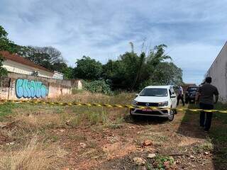 Polícia e perícia no local onde corpo de Danilo foi encontrado. (Foto: Bruna Marques)