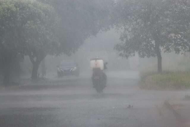 Pancada de chuva alaga ruas e avenidas em Campo Grande 