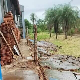 Muro lateral da escola foi demolido durante as obras. (Foto: Direto das ruas)