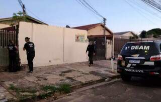 Políciais cumprem mandado de prisão em residência de suspeito de violência doméstica. (Foto: Divulgação)