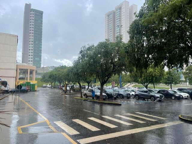 Chove em Campo Grande e previs&atilde;o &eacute; de ventos de at&eacute; 60 km/h