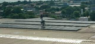 Placas solares sendo instaladas sobre teto do Camelódromo, na região central de Campo Grande (Foto: Divulgação/Camelódromo)