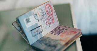 O colorido dos carimbos nos passaportes, um dos objetivos de muitos que viajam para o exterior - Foto: Reprodução