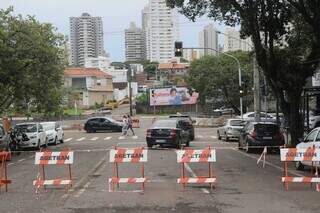 Trecho interditado na rua Sebastião Lima com a Avenida Fernando Corrêa da Costa (Foto: Paulo Francis)