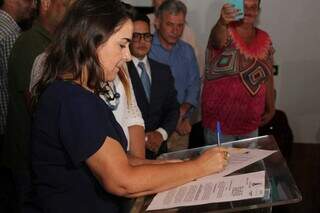 Prefeita Adriane Lopes (Patriota) assina o projeto de lei que regulariza área ocupada por moradores. (Foto: Juliano Almeida)