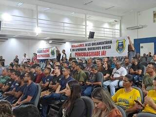 Guardas civis municipais com faixas na Câmara Municipal de Campo Grande, na manhã desta quinta-feira (Foto: Jéssica Benitez)