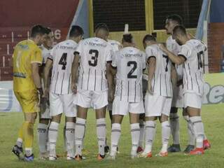 Time do Operário em campo para jogo contra o Coxim pelo Campeonato Estadual (Foto: Divulgação)