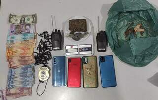 Celulares, drogas e uma certa quantia em dinheiro foram apreendidos pelos policiais (Foto: Divulgação)