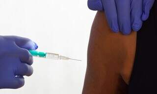 Paciente recebe dose de vacina. (Foto: Agência Brasil)