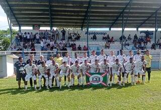 Elenco do Operário Caarapoense no Estádio Noroeste, em Aquidauana (Foto: Divulgação)